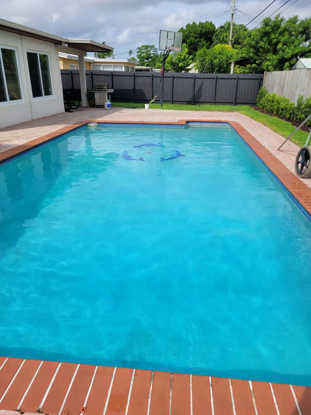 Después: la misma piscina, cristalina