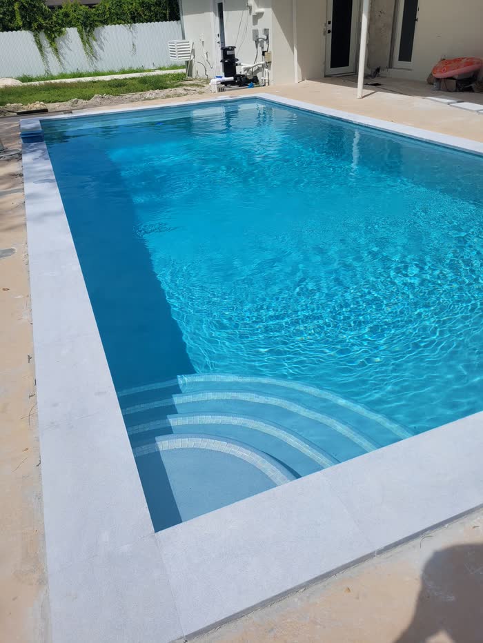 Una piscina cristalina con escalones curvos de entrada
