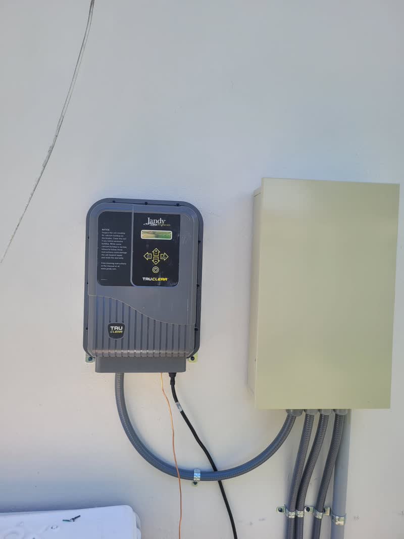 Un panel de control de la piscina en una pared blanca